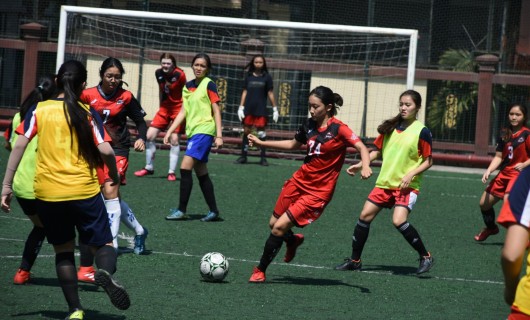Frauen spielen Fußball.