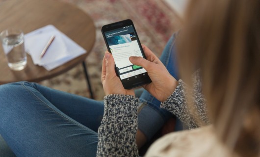 Frau hält ihr Smartphone in der Hand