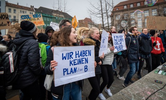 Viele junge Menschen auf einer Fridays For Future Demonstration.