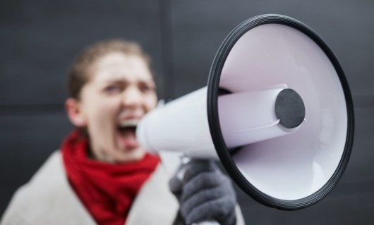 Frau mit Megaphon