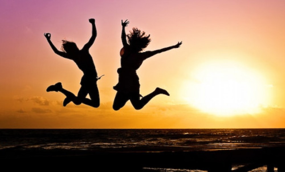 2 junge Menschen springen bei Sonnenuntergang in die Luft. Foto: J. Wellington via pexels.com