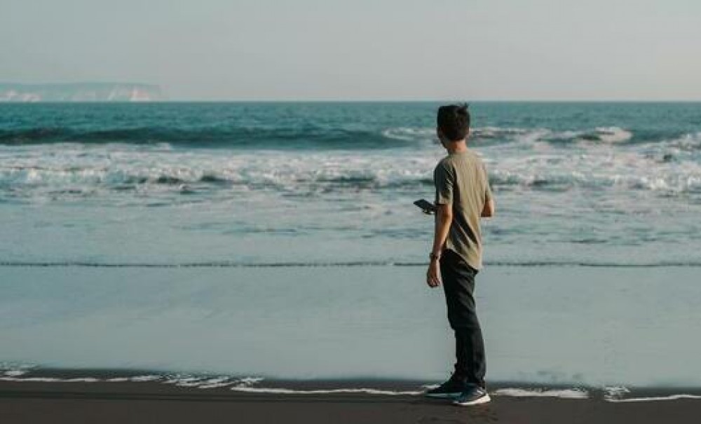 Junger Mensch schaut aufs Meer (Foto: Vija Rindo Pratama via pexels.com)