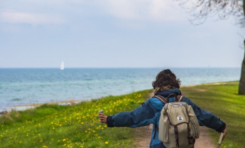 Junger Mensch an der Küste Schleswig-Holsteins. Foto: Philippe Oursel / Unsplash.com