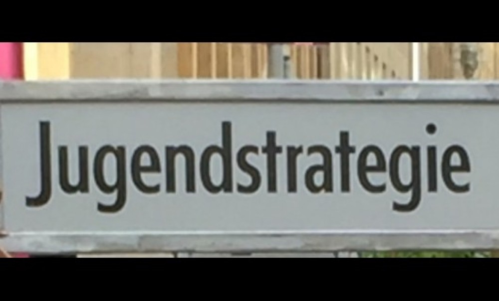 Straßenschild mit der Beschriftung Jugendstrategie 