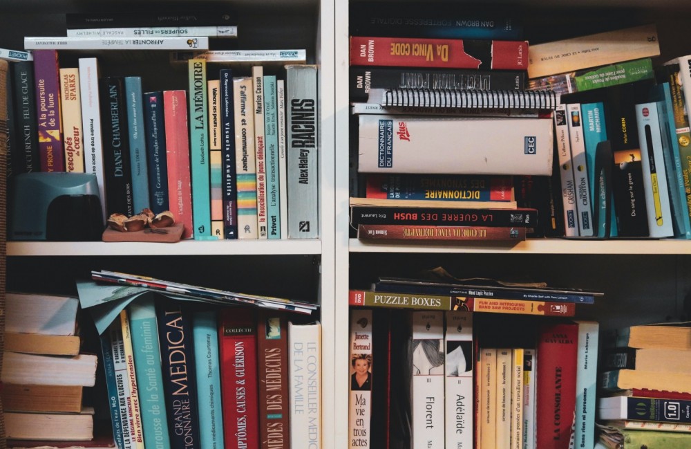 Bücher in einem Bücherregal.