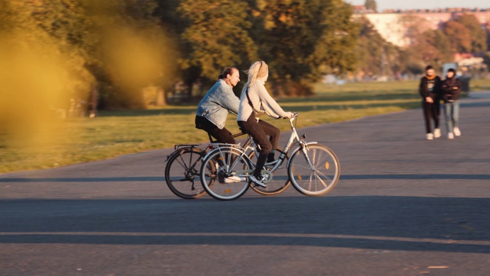 Junge Menschen fahren im Park auf dem Rad. Foto: Filmstill