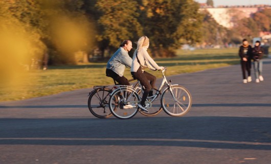Junge Menschen fahren im Park auf dem Rad. Foto: Filmstill