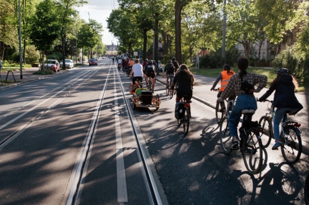 Fahrradfahrerinnen auf der Straße, Erfurt