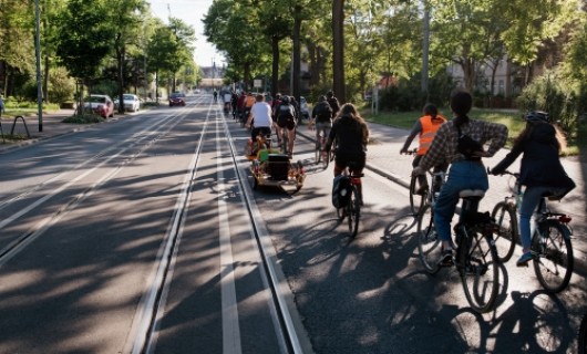 Fahrradfahrerinnen auf der Straße, Erfurt