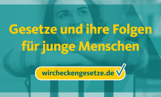 Eine Frau ist zu sehen im Hintergrund, vor ihr der Schriftzug: Gesetze und ihre Folgen für junge Menschen