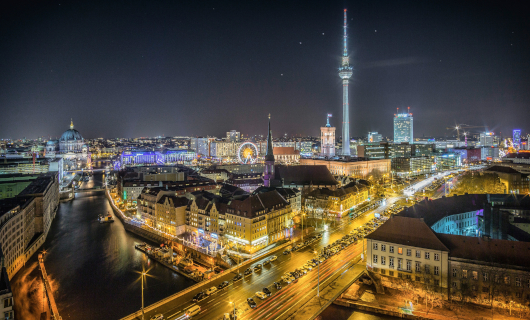 Berlin - Blick auf den Fernsehturm bei Nacht