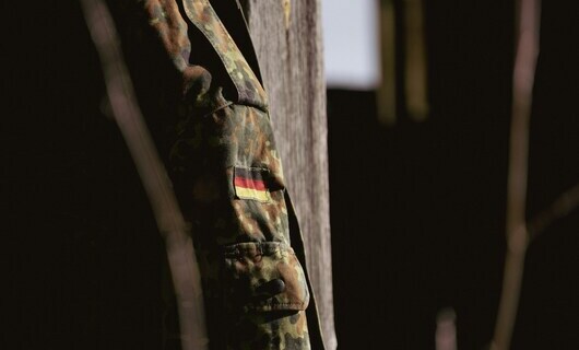 Foto: Touko Aikioniemi via unsplash.com/ Teil einer Bundeswehruniform mit Deutschlandflagge