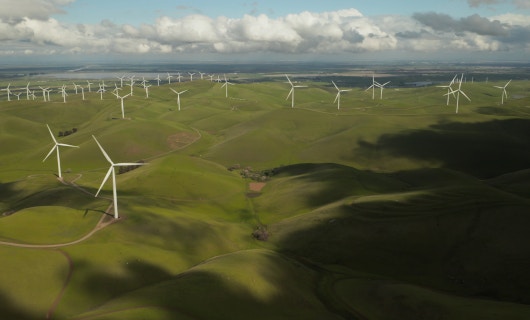 Foto von Windrädern auf grünen Hügeln